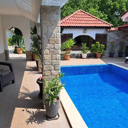 стария орех Konukevi